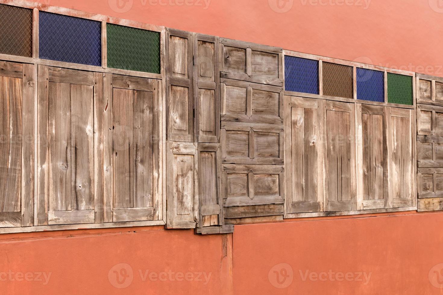 viejas ventanas de madera decoradas en muchos estilos. foto