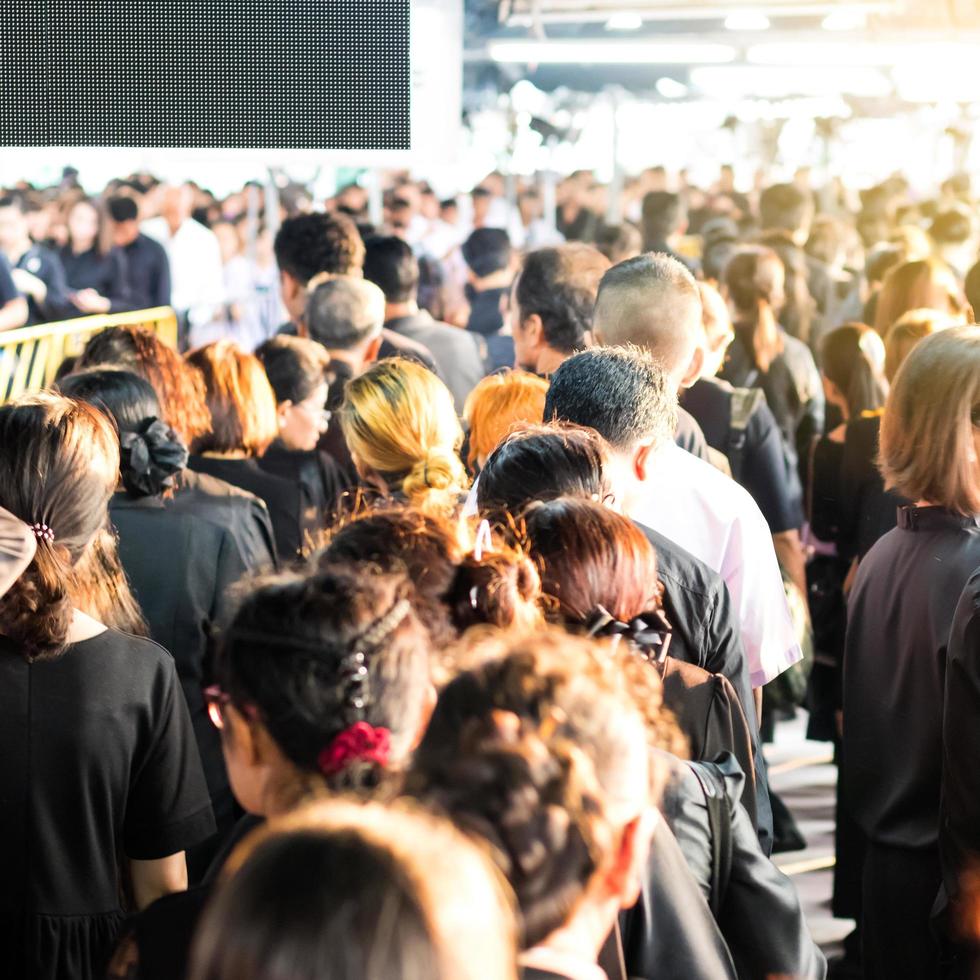 detrás de la multitud, muchos dolientes. foto