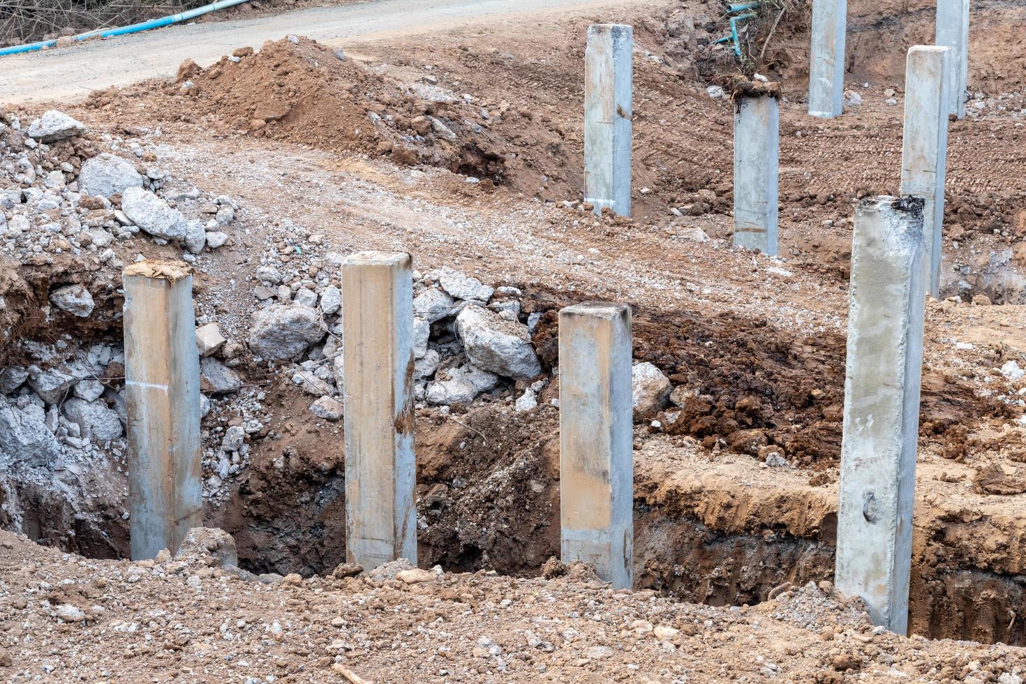 muchos hormigón en el suelo excavado en la zanja. foto