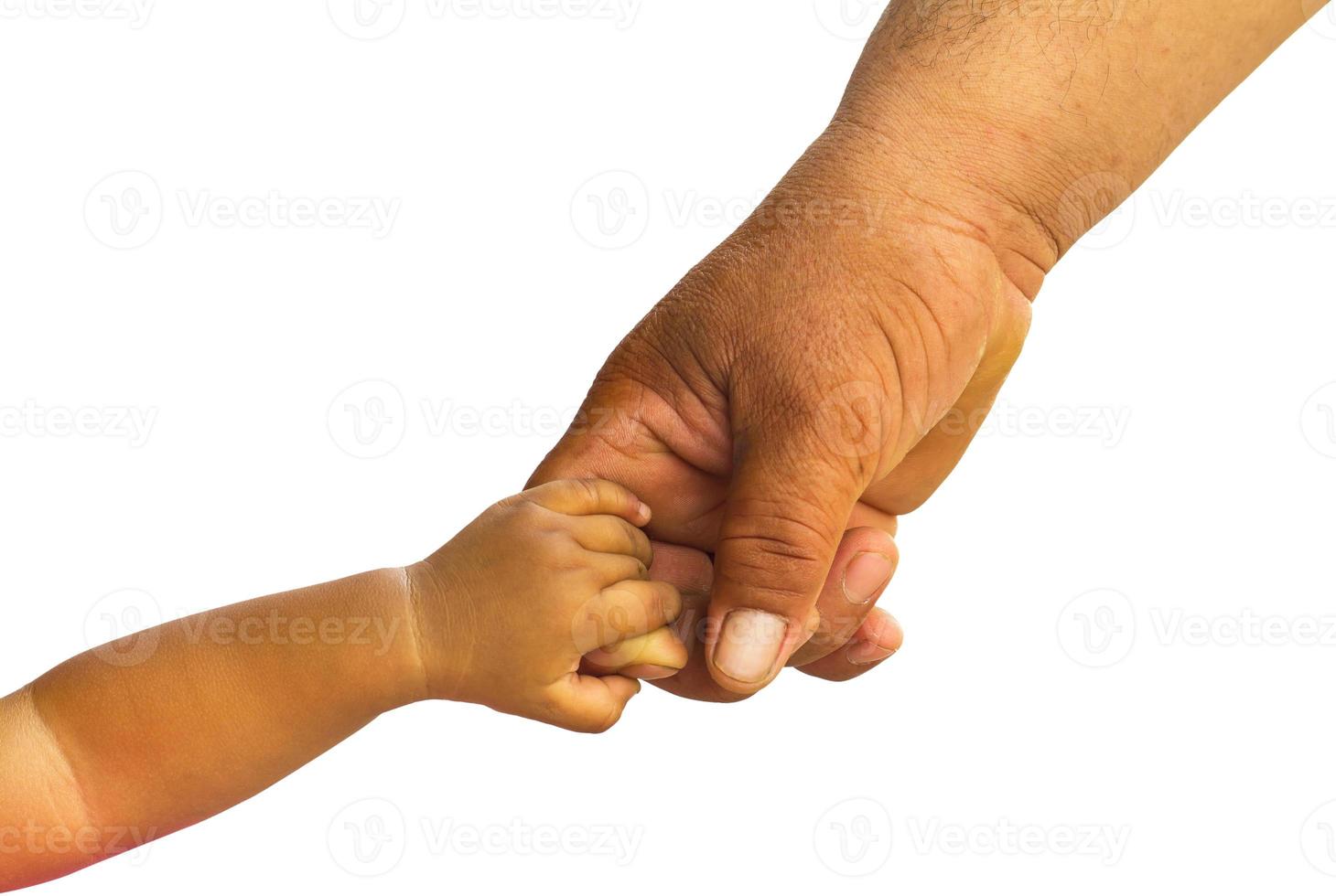 niños sosteniendo el dedo de un adulto. foto