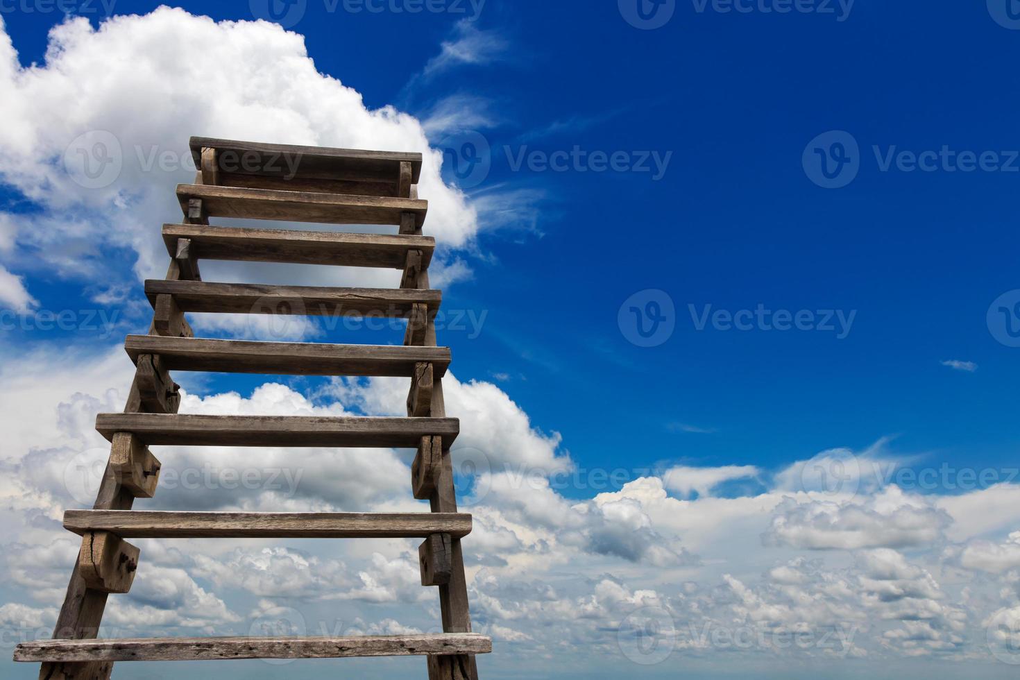 cielo de nubes de escalera de madera. foto