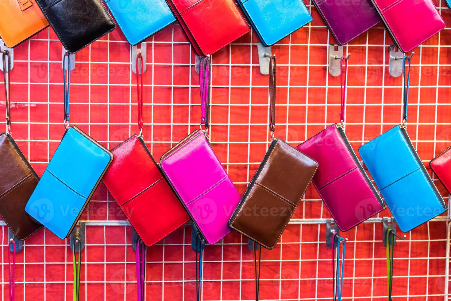 billetera colorida colgando en filas. foto