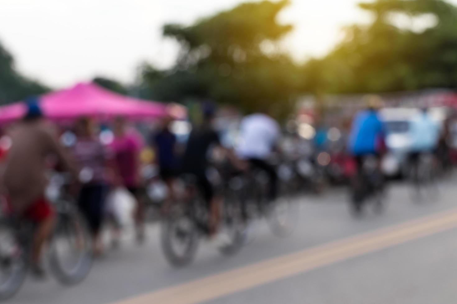 Desenfoque de personas en bicicleta por el mercado. foto