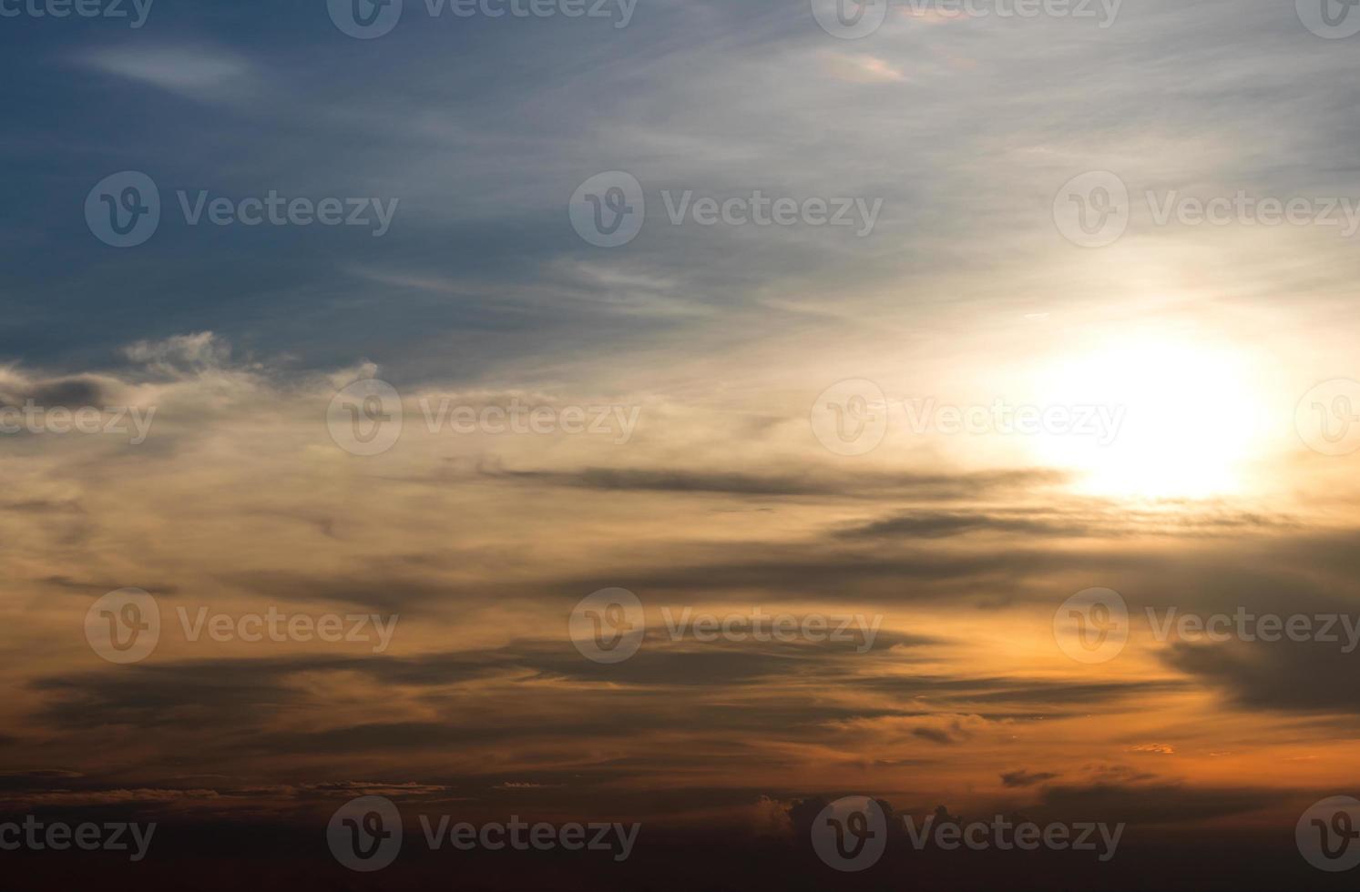 la luz brilla con nubes oscuras. foto