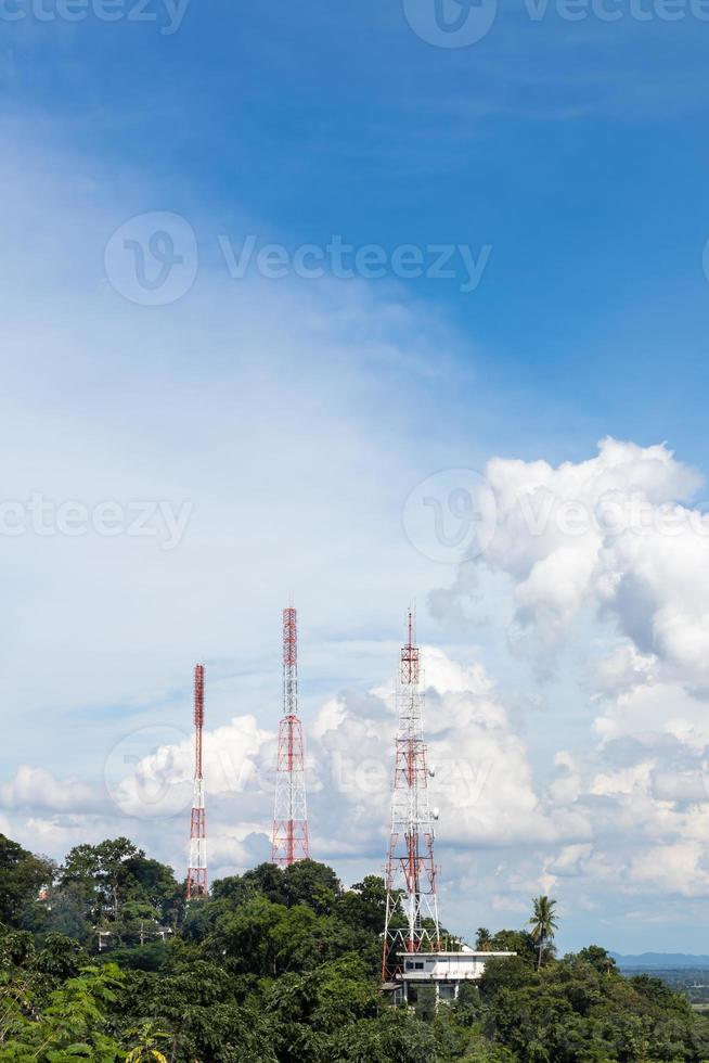 torres de telecomunicaciones en el monte de montaña. foto