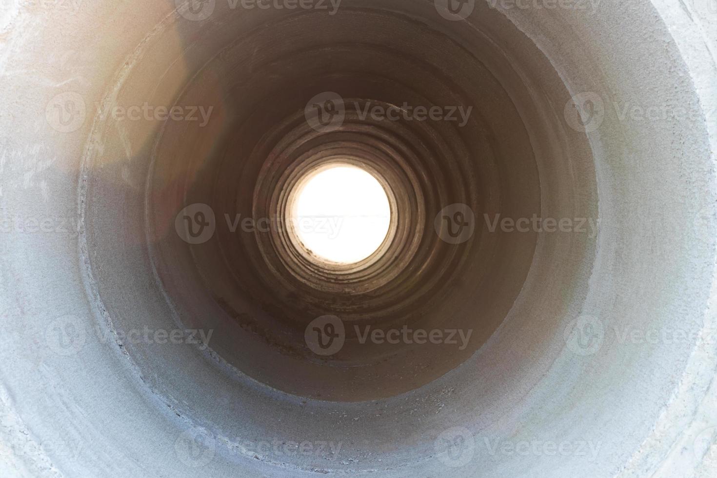 luz a través de la tubería de hormigón. foto