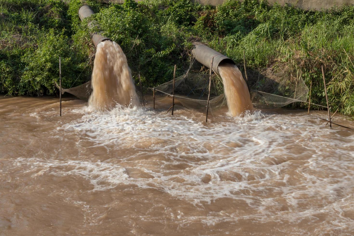 el agua fluye desde ambas alcantarillas hacia el canal. foto