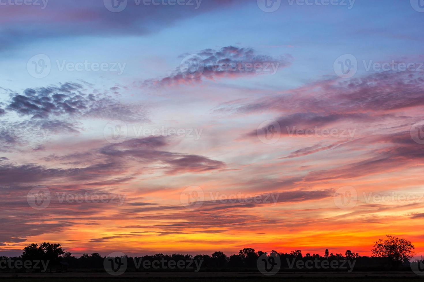 campo colorido del cielo del amanecer. foto