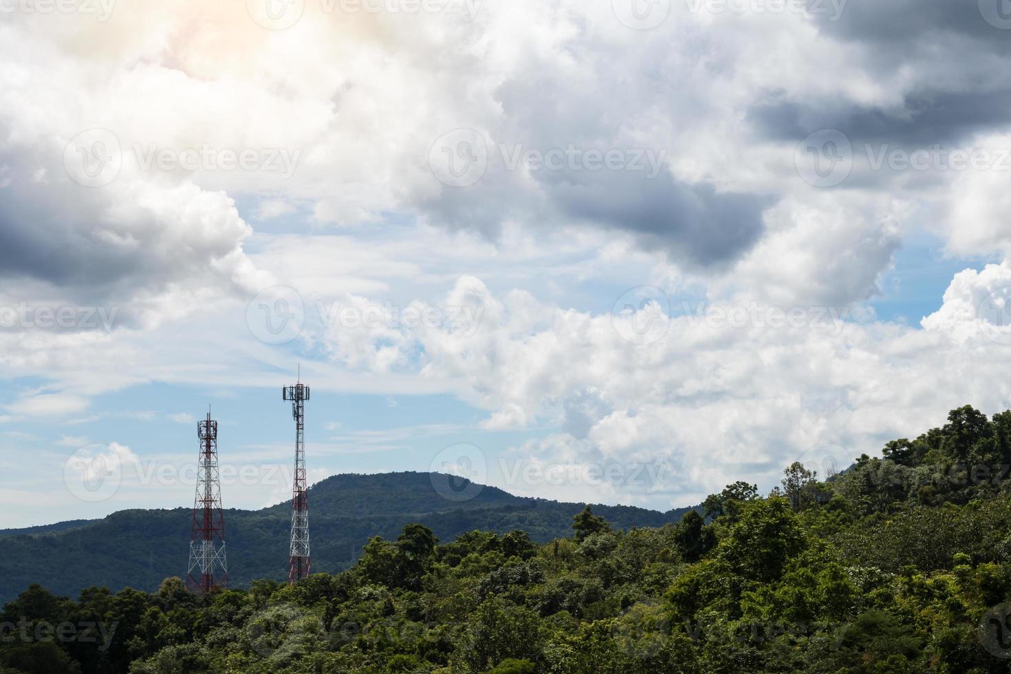 exuberantes montañas con torres de telecomunicaciones. foto