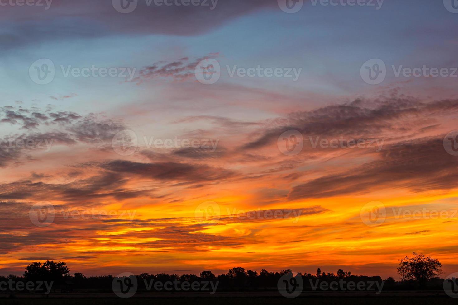 amarillo antes del amanecer cielo naranja. foto