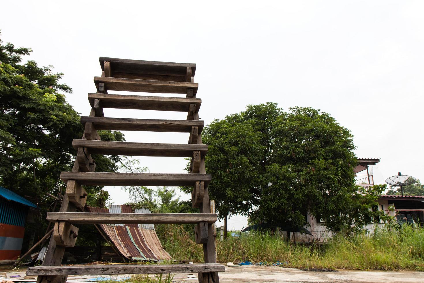 Escaleras de madera casa destrozada. foto