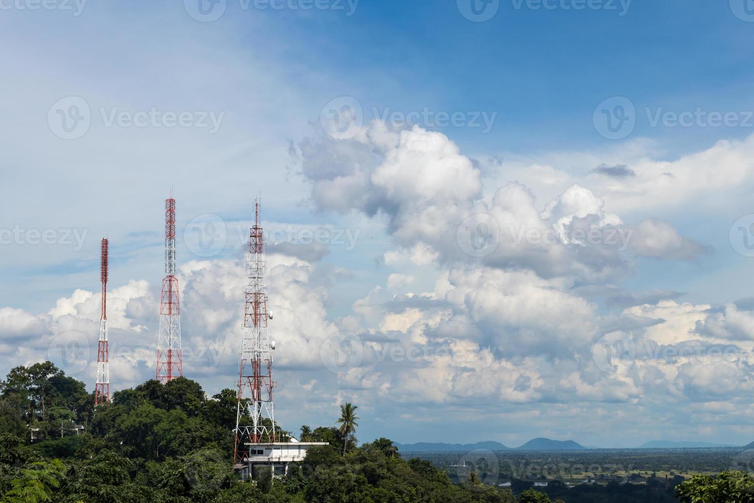 torres de telecomunicaciones en el monte de montaña. foto