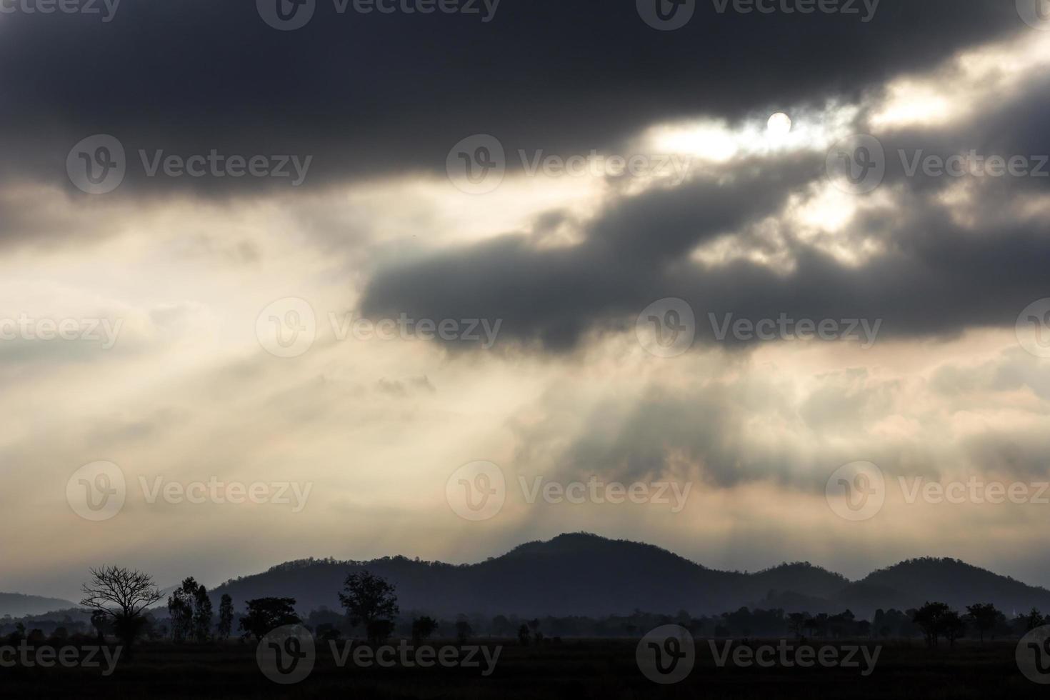 montaña nublada ligera. foto