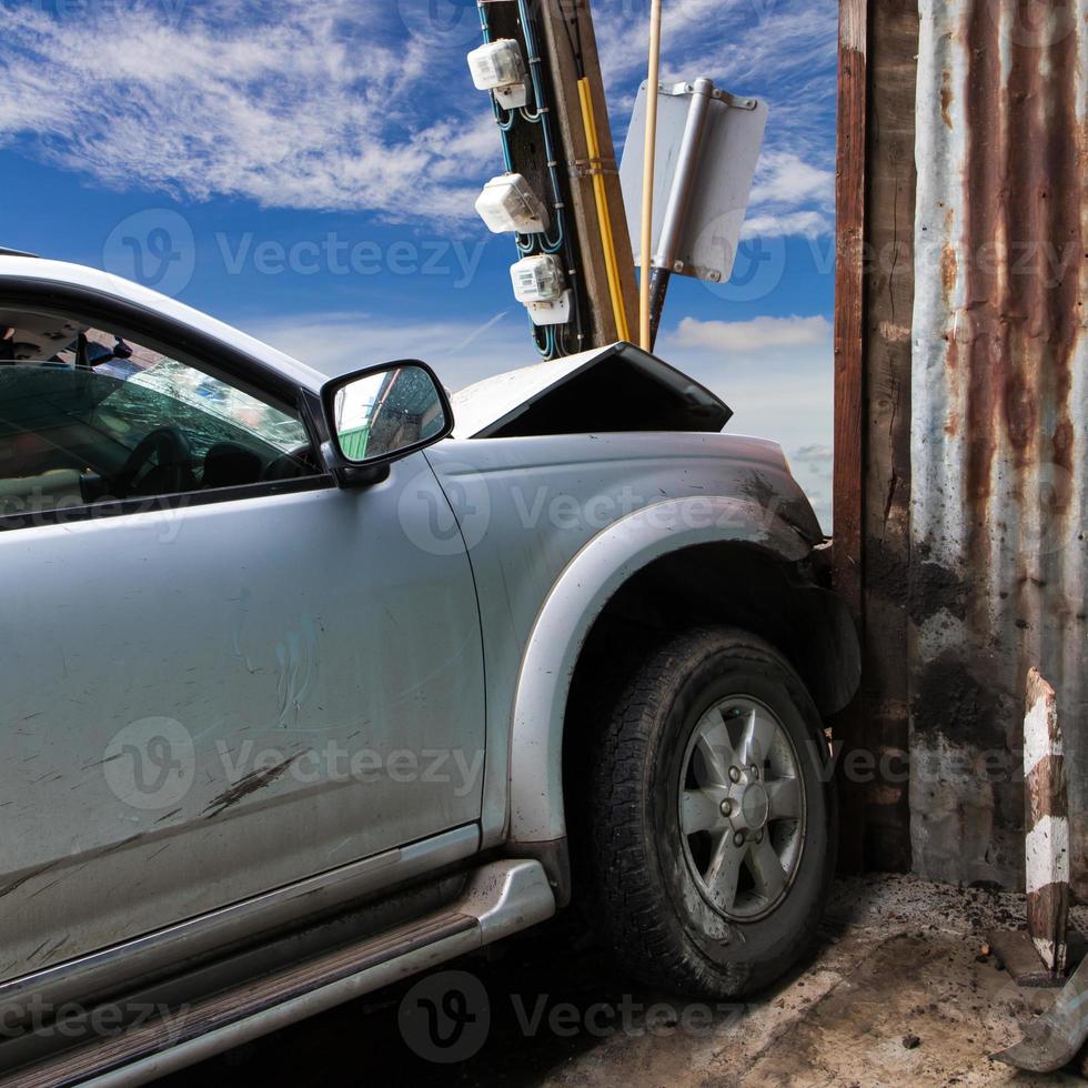 los autos chocaron con un poste cerca de la casa. foto