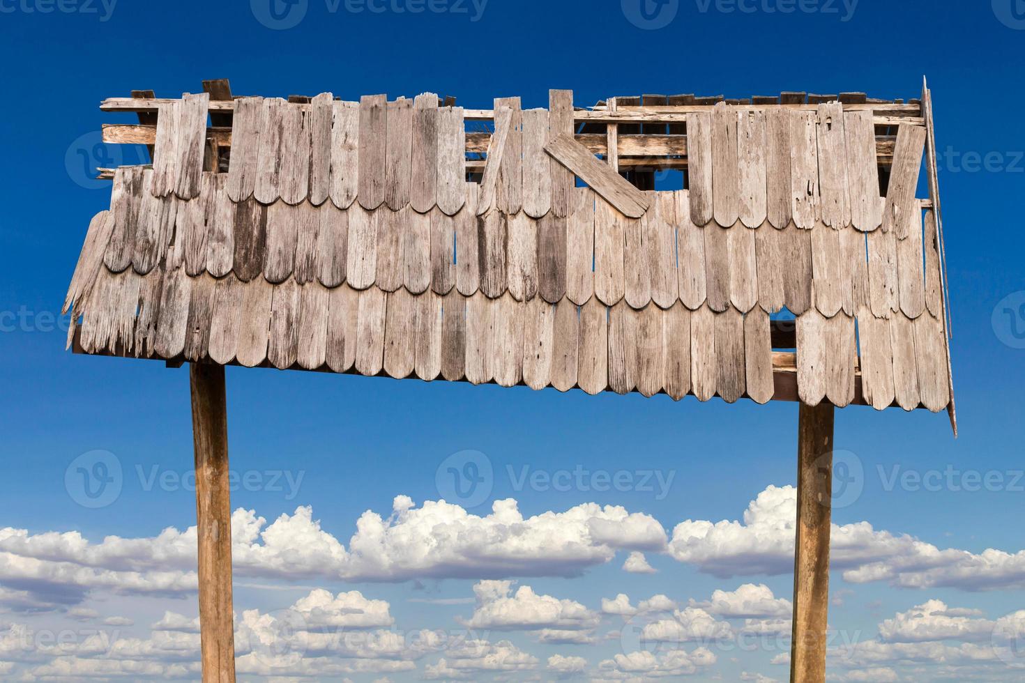 antiguo arco de techo de madera con cielo. foto