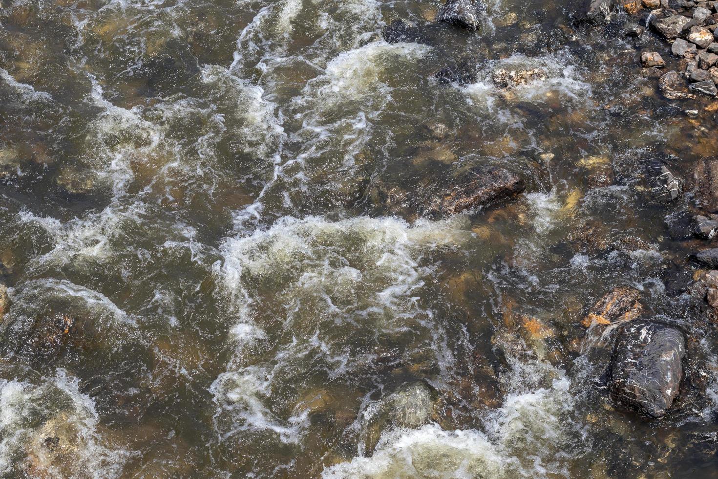 el agua fluye en arroyos con muchas rocas de granito. foto