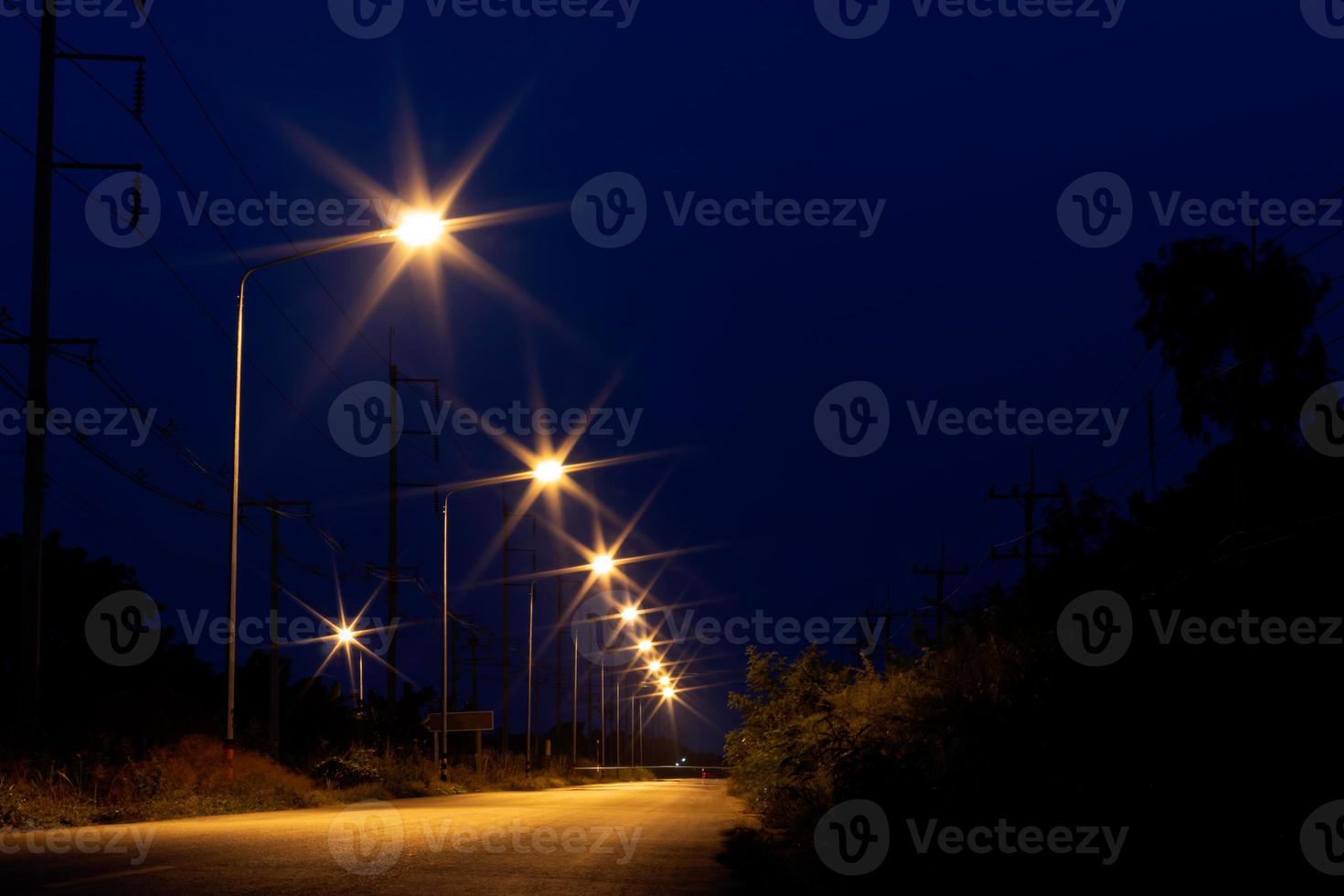 enciende una lámpara en el camino en la oscuridad. foto