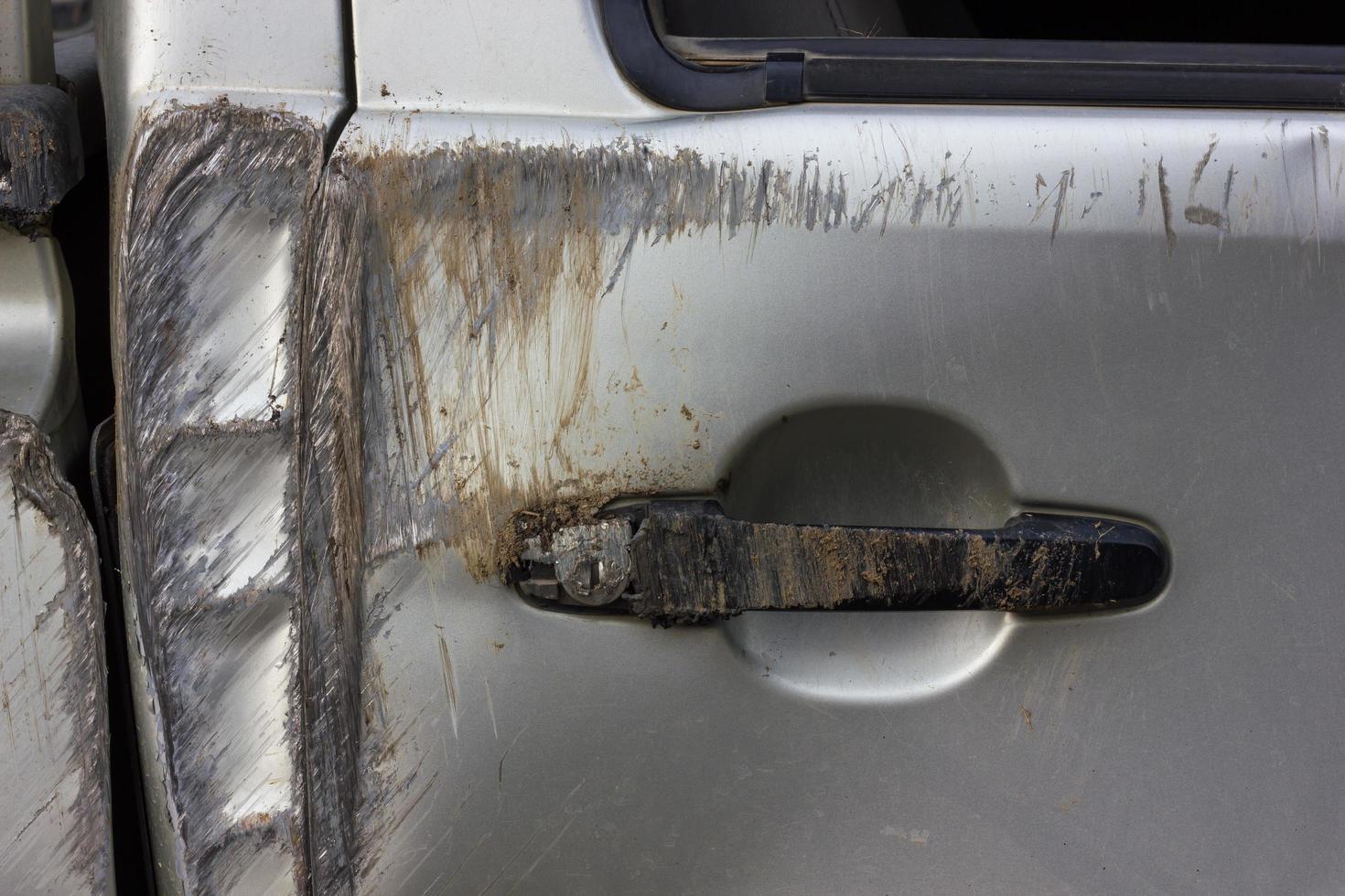 arañazos en las puertas de los coches. foto