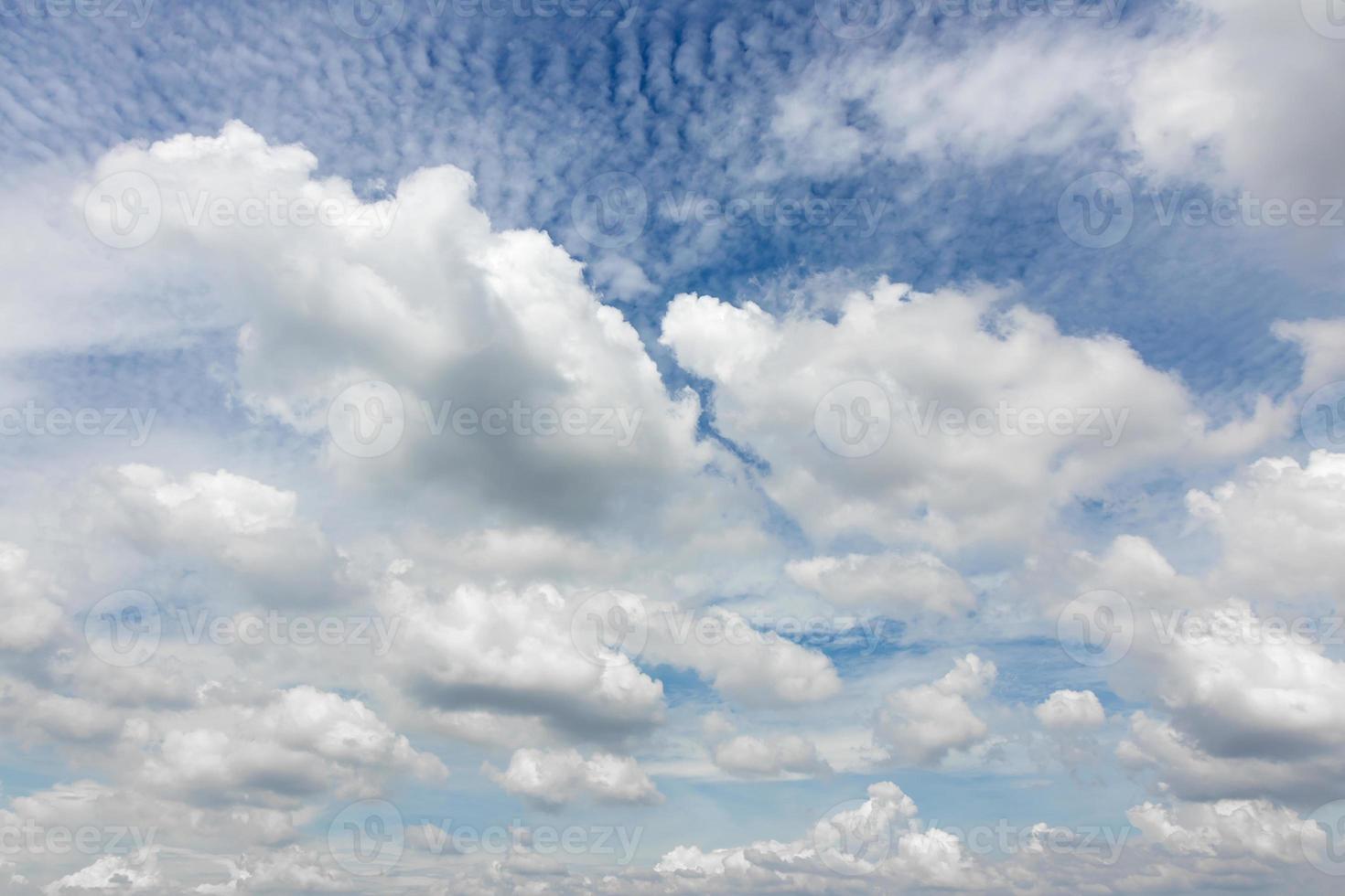 nubes esparcidas por el cielo. foto