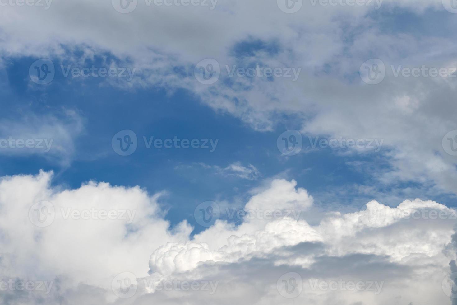 un grupo de nubes blancas esponjosas y cielo nublado. foto