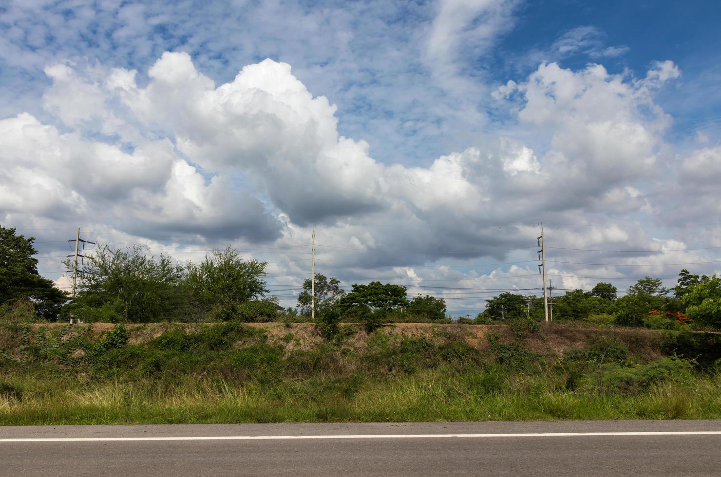 cielo nublado en un camino rural. foto