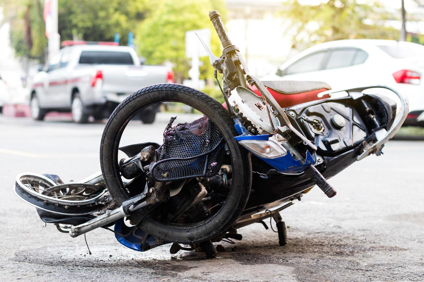 motocicleta demolida en la carretera. foto