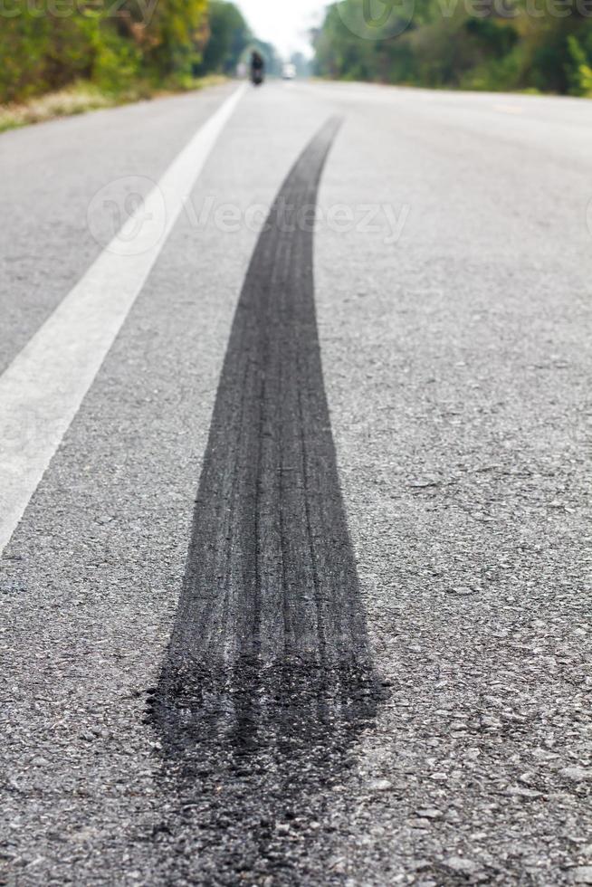 los rastros de los frenos de las ruedas en las motocicletas se desdibujan. foto