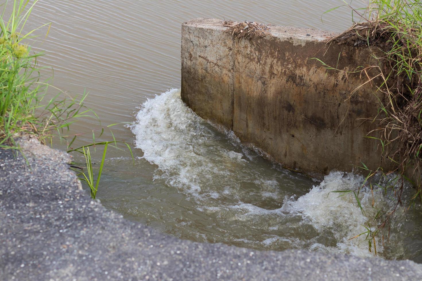 el agua erosionó la carretera cerca del hormigón. foto