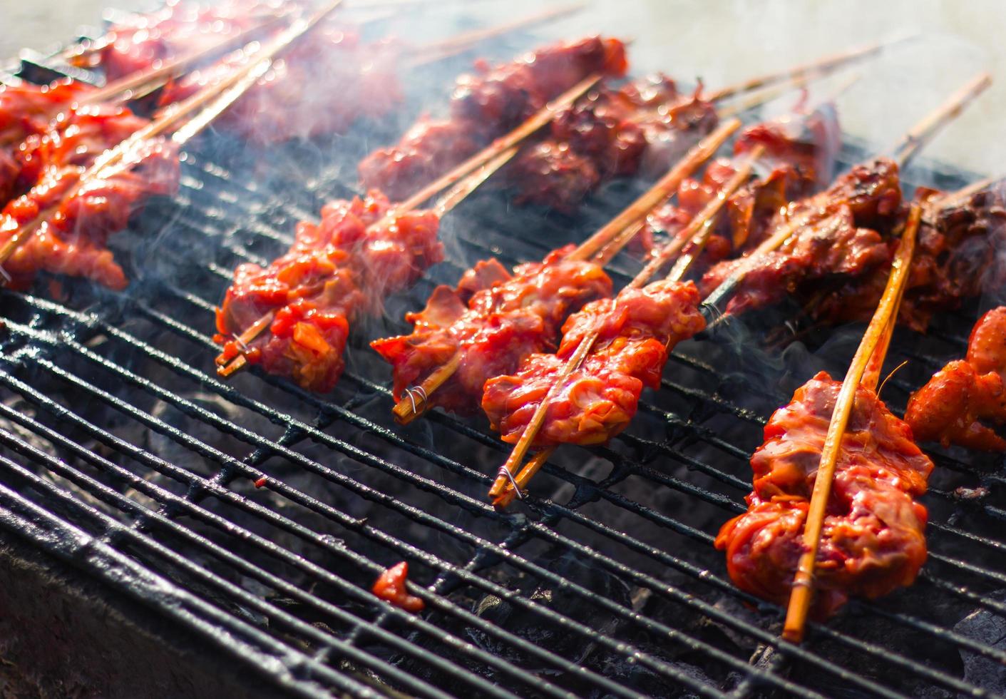 brochetas de pollo a la parrilla ahumado. foto