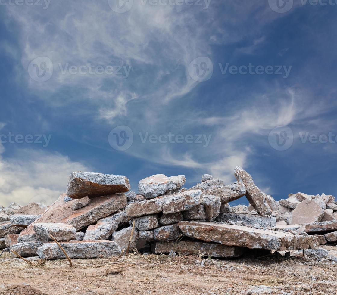 permanece concreto con nubes de cielo. foto