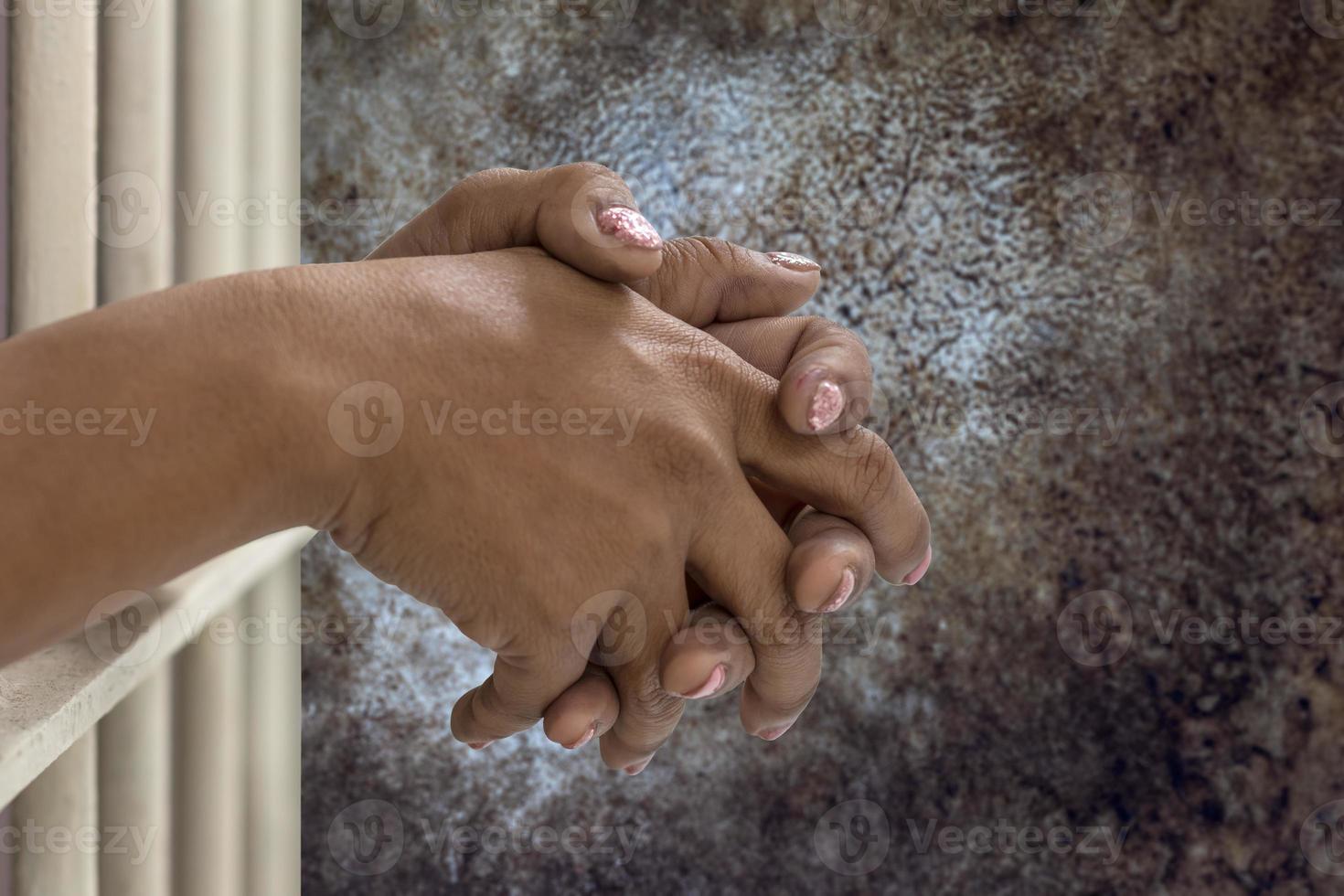 mano abrochada en la prisión con paredes abstractas. foto