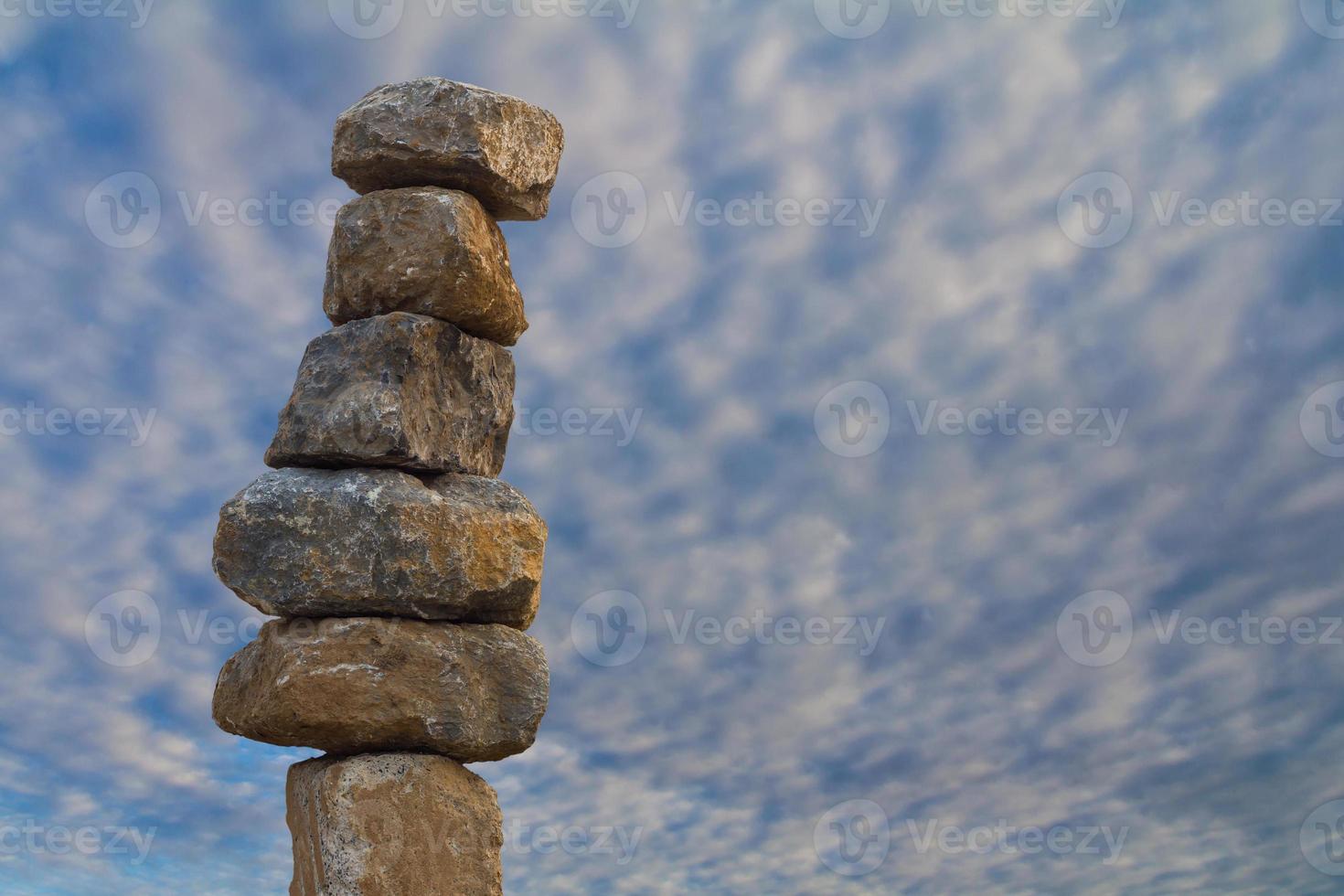 rocas apiladas hasta el cielo. foto