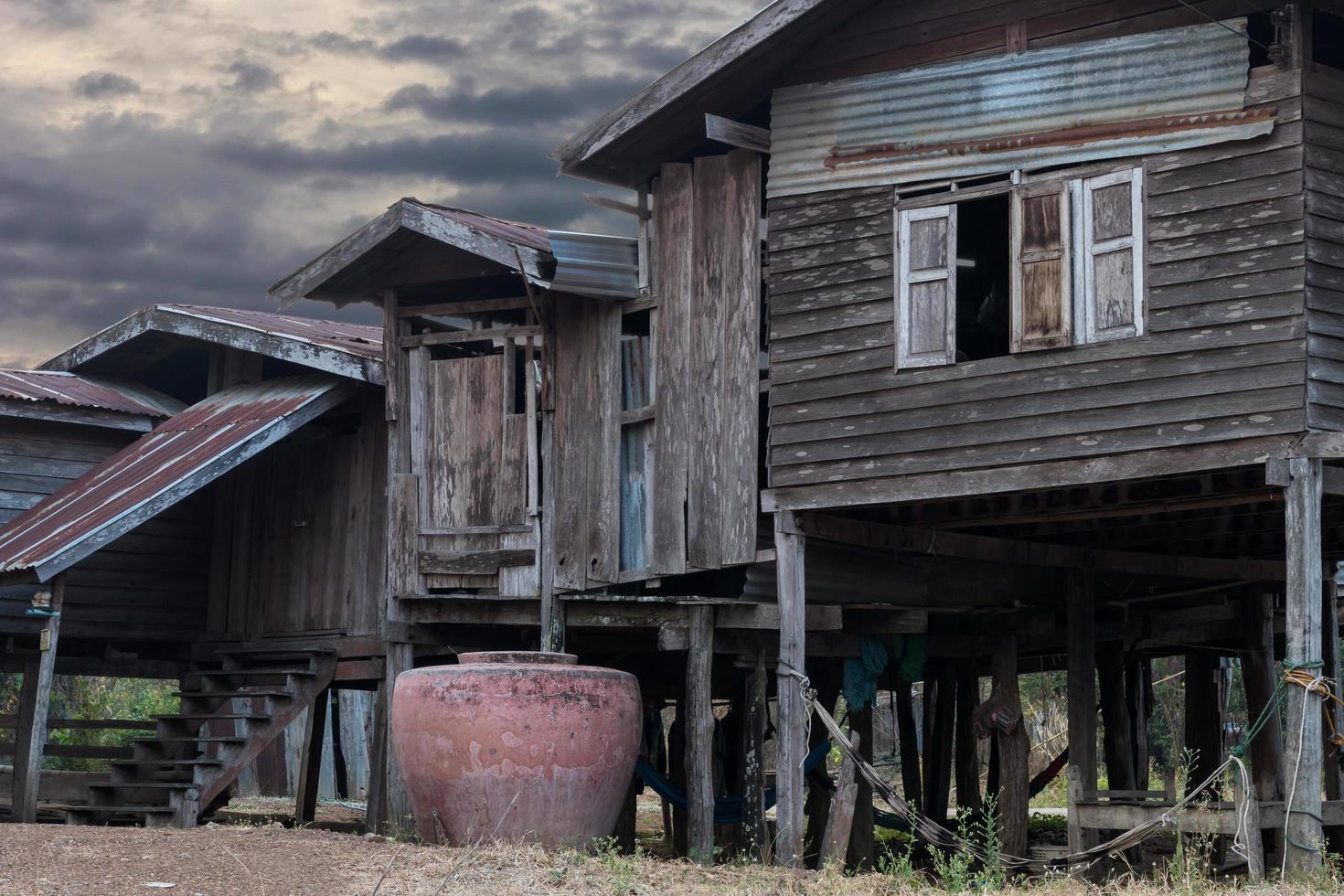 antigua casa de madera con tarro. foto