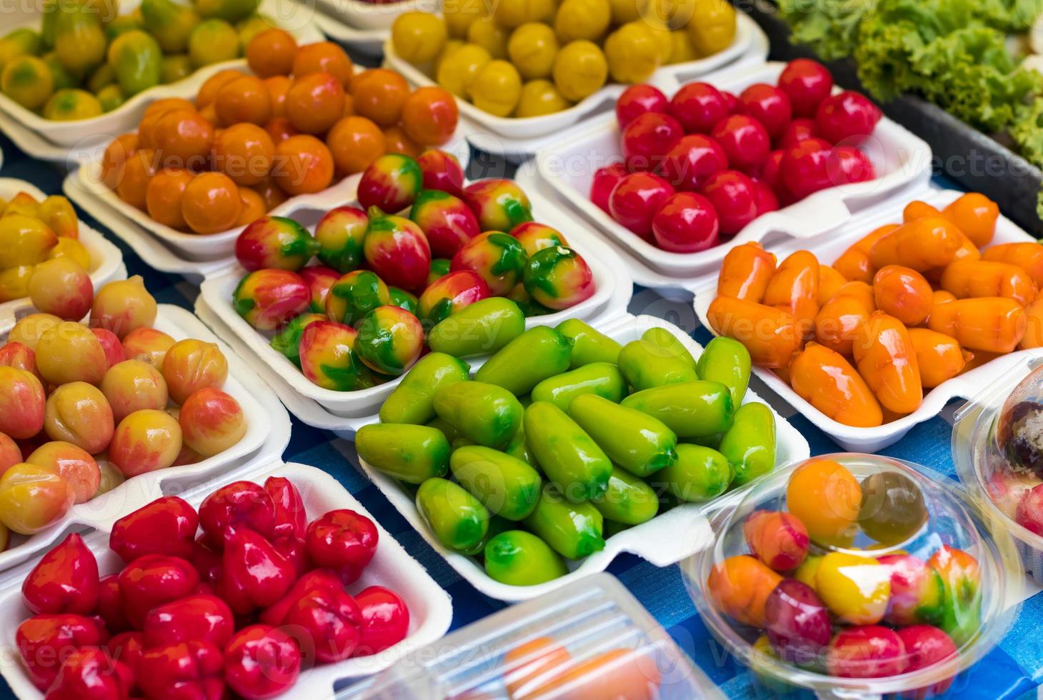 Postre bañado en bolas que imita frutas. foto