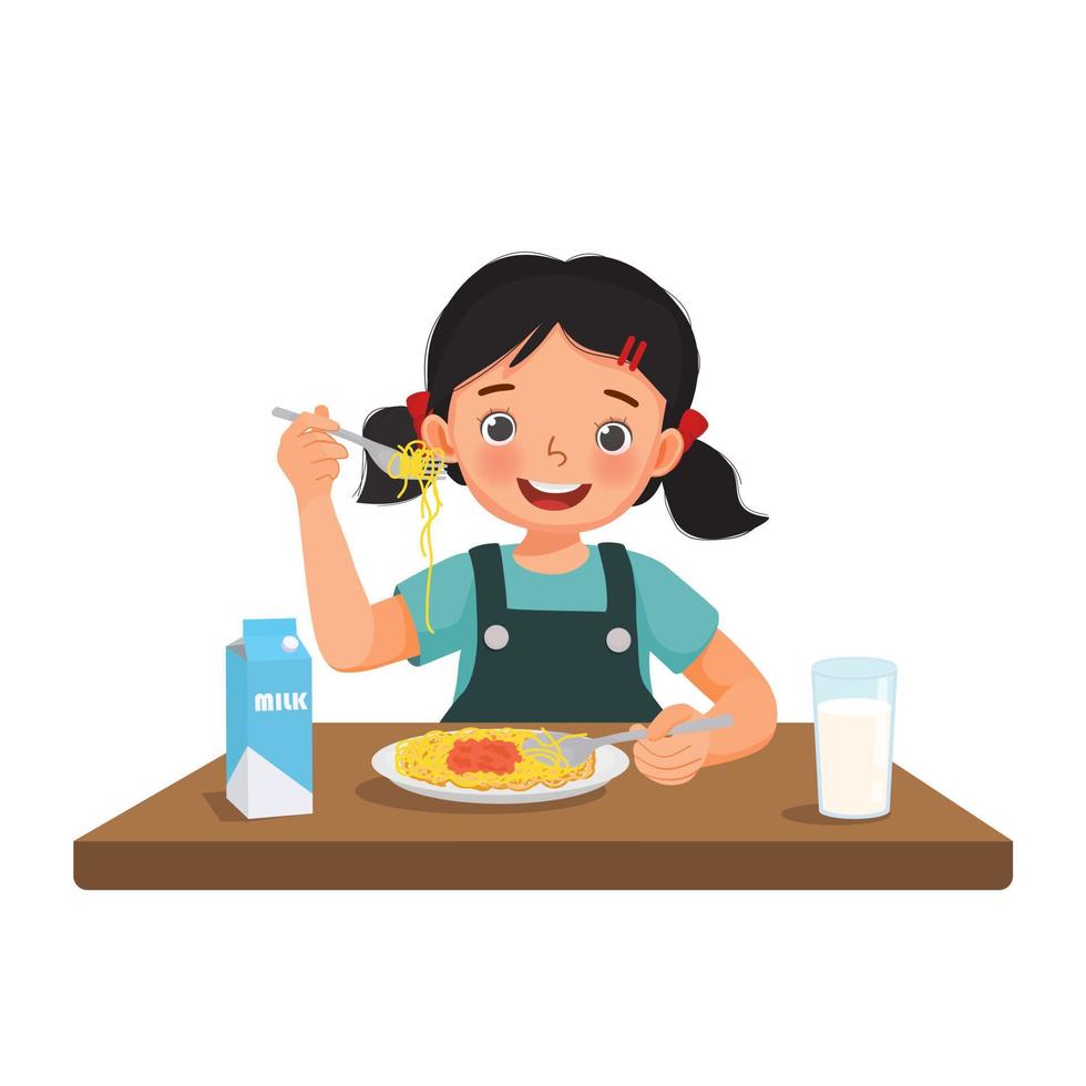 linda niña que se siente emocionada comiendo deliciosos espaguetis con tenedor y cuchara con un vaso de leche vector