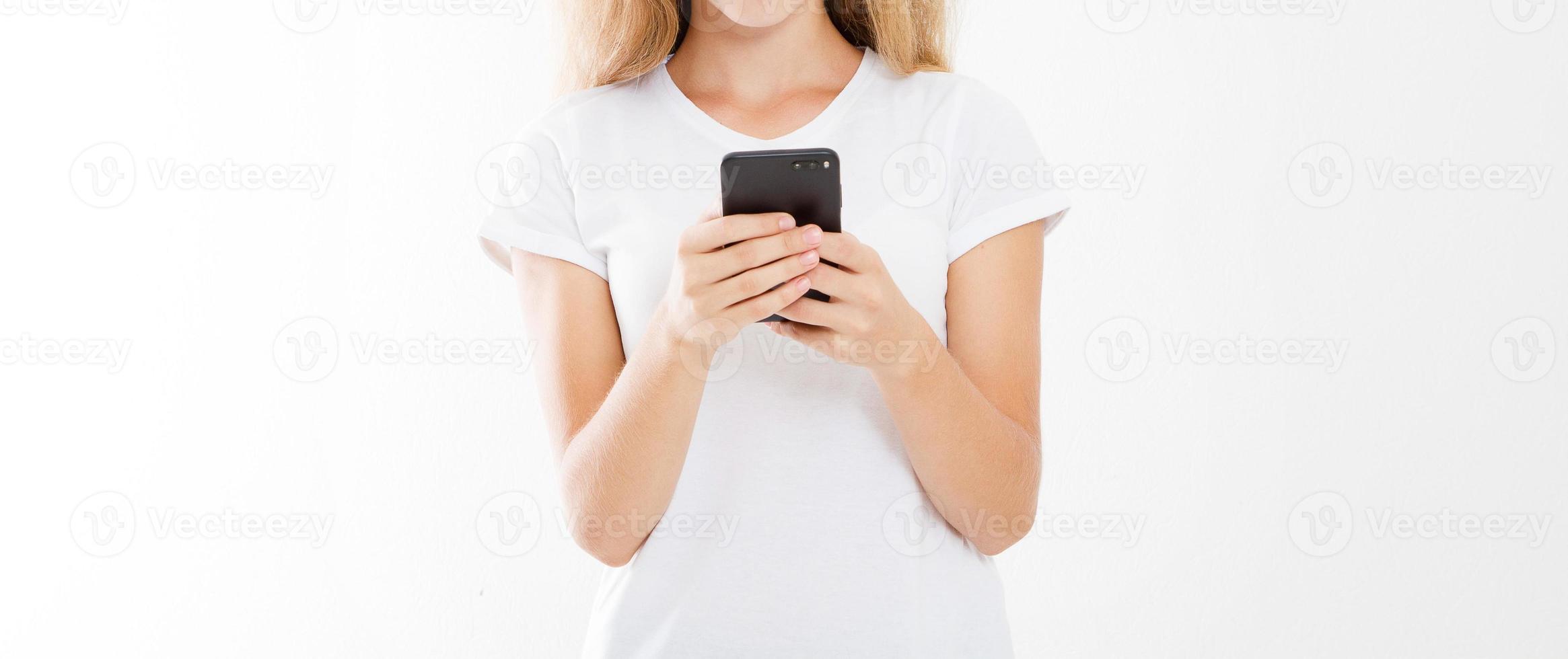 chica sosteniendo teléfono celular, mujer con teléfono inteligente. concepto de publicidad. copie el espacio. Bosquejo. blanco. foto
