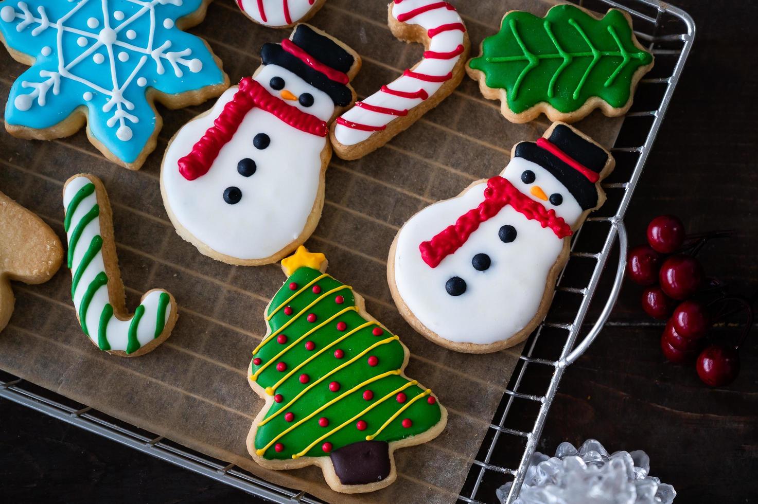 el pan de jengibre terminado y las decoraciones faciales de colores están listos para prepararse para las celebraciones de navidad y año nuevo foto