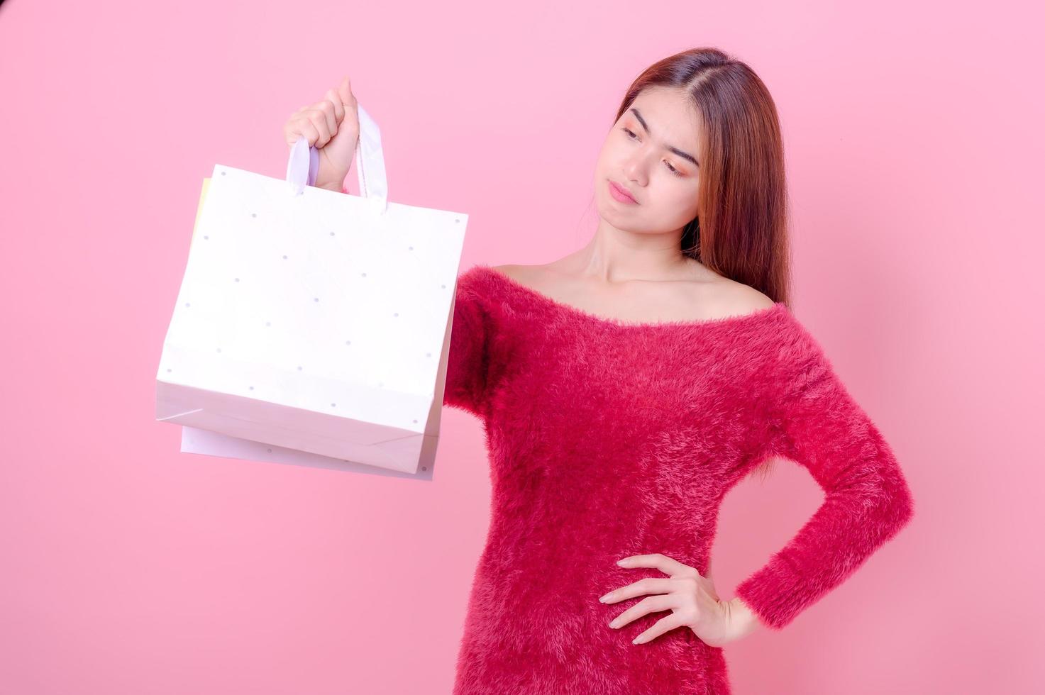 hermosas mujeres asiáticas son felices cuando piensan en comprar los productos que quieren durante una promoción con descuento foto