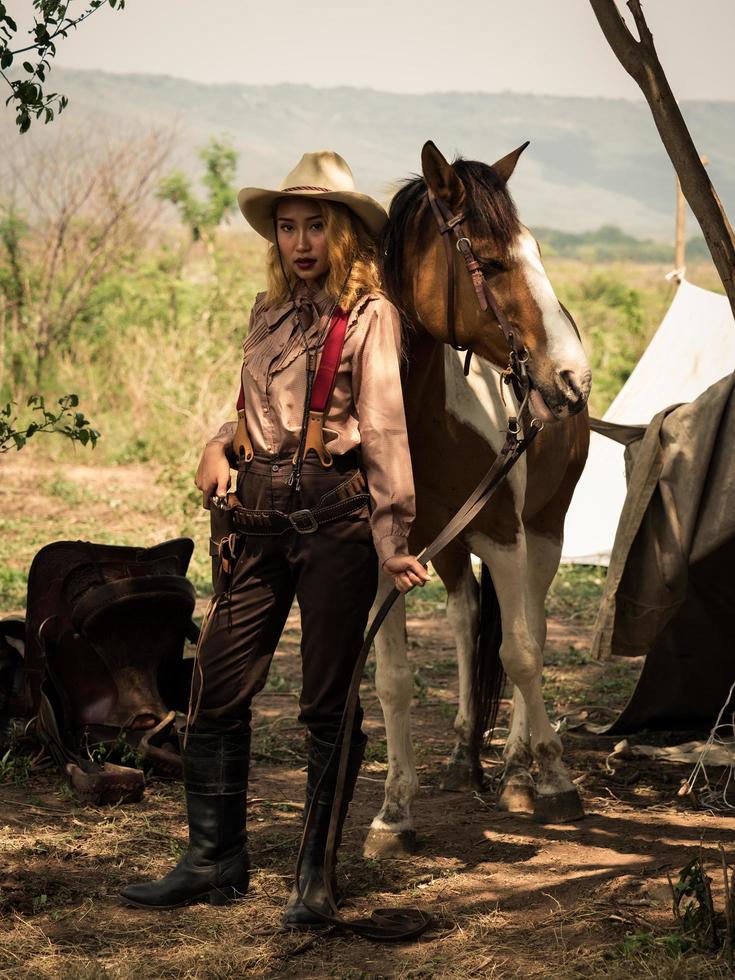 la vaquera y el caballo están profundamente unidos por el amor debido a sus relaciones angustiadas en un forajido salvaje foto