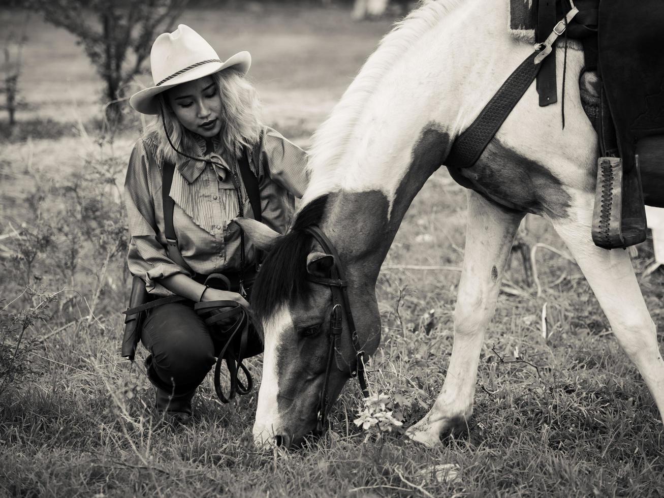 la vaquera y el caballo están profundamente unidos por el amor debido a sus relaciones angustiadas en un forajido salvaje foto