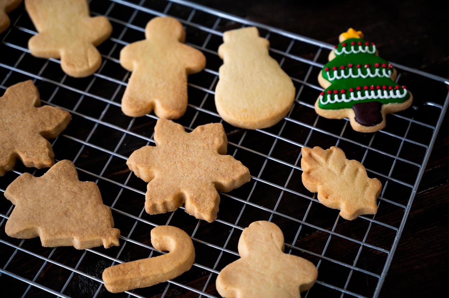 The ginger bread that has been finished baking awaits the color decoration to prepare for the Christmas season photo