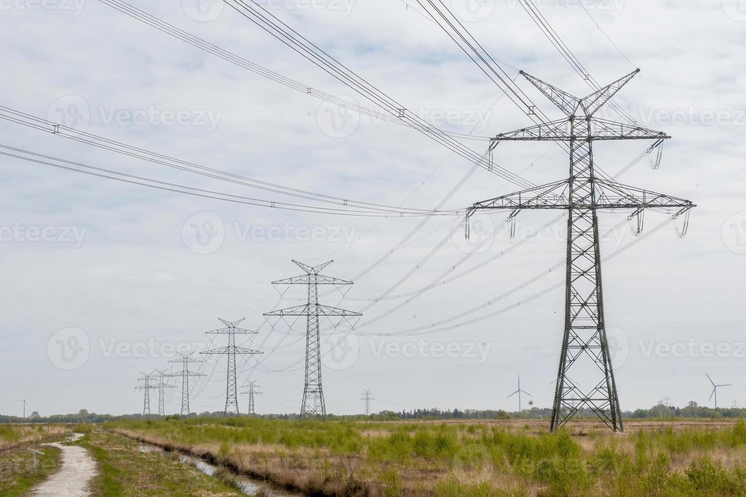 un montón de líneas eléctricas foto