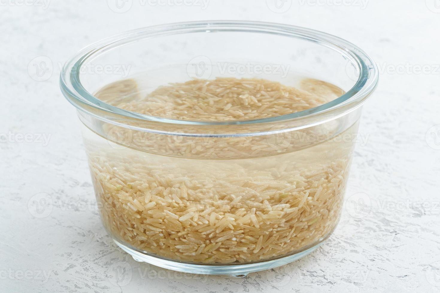 remojar el cereal de arroz integral en agua para fermentar los cereales y neutralizar el ácido fítico foto
