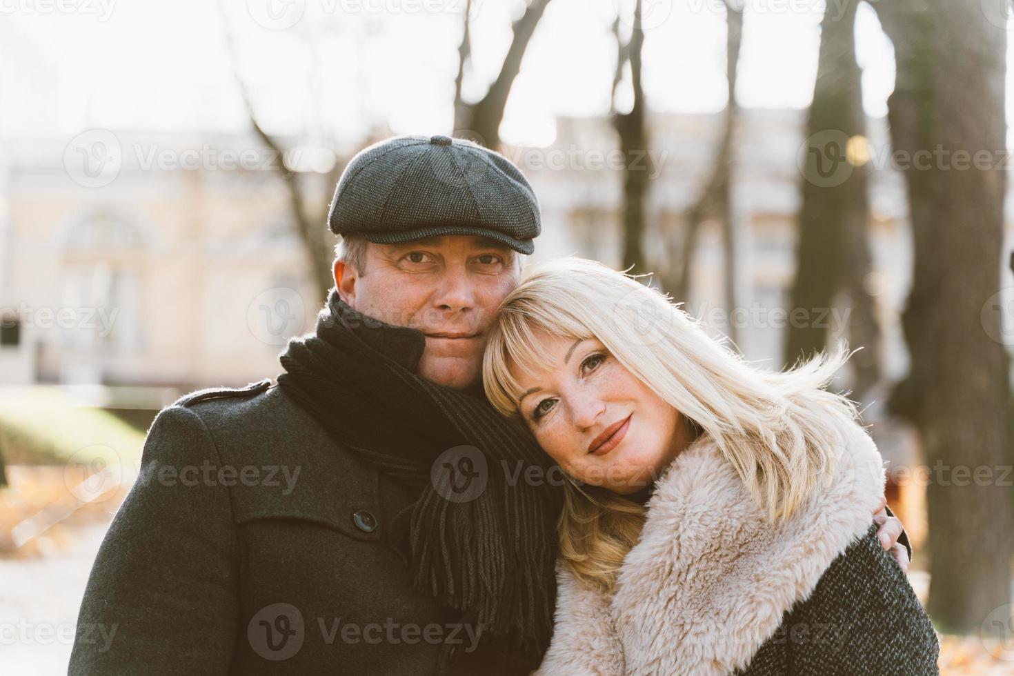 mujer madura rubia feliz y guapo hombre moreno de mediana edad foto