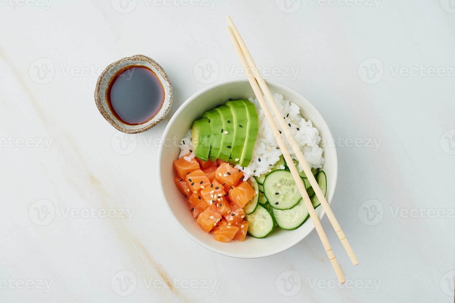 poke bowl de salmón con pescado fresco, arroz, pepino, aguacate foto