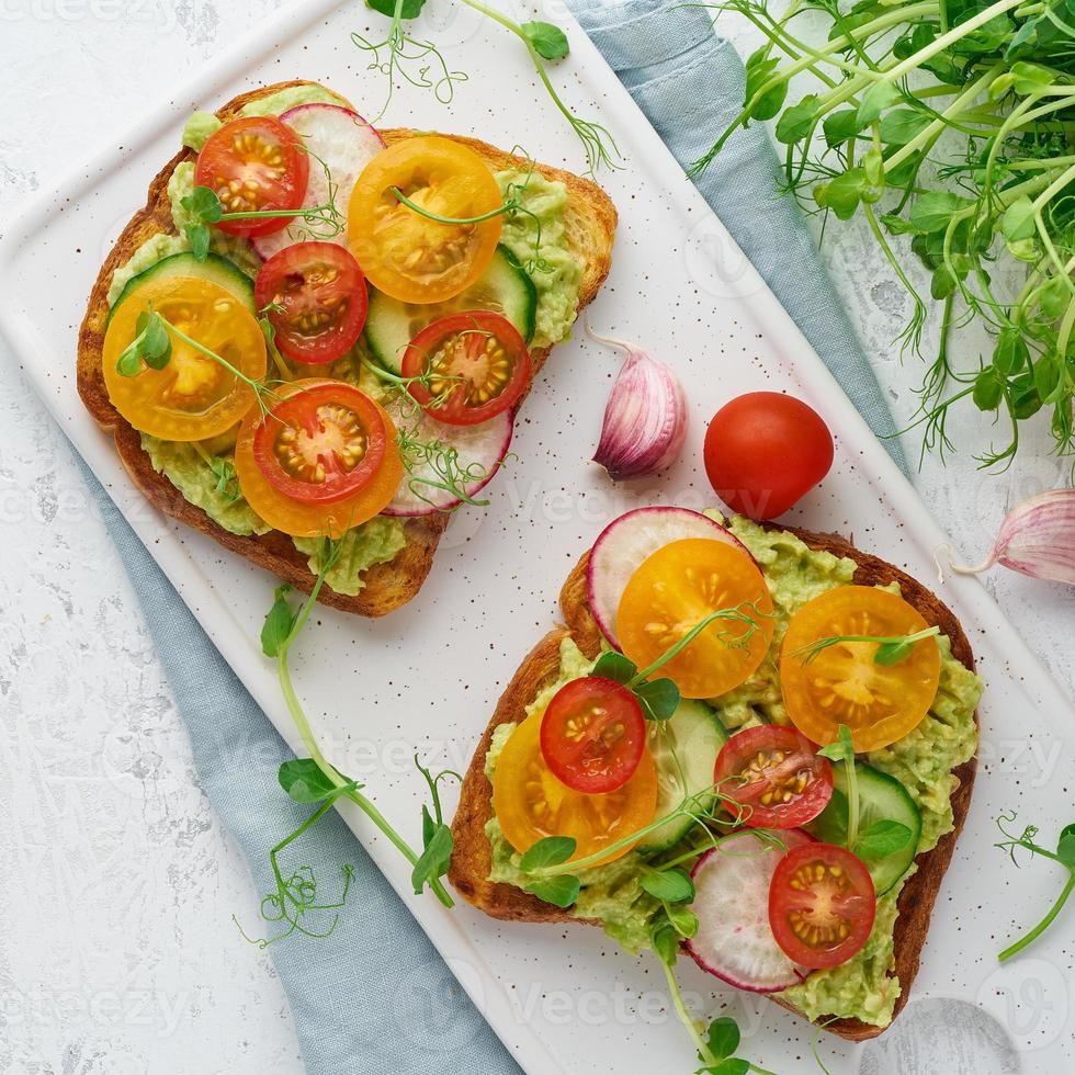 tostadas de aguacate con tomates cherry y hierbas, desayuno foto