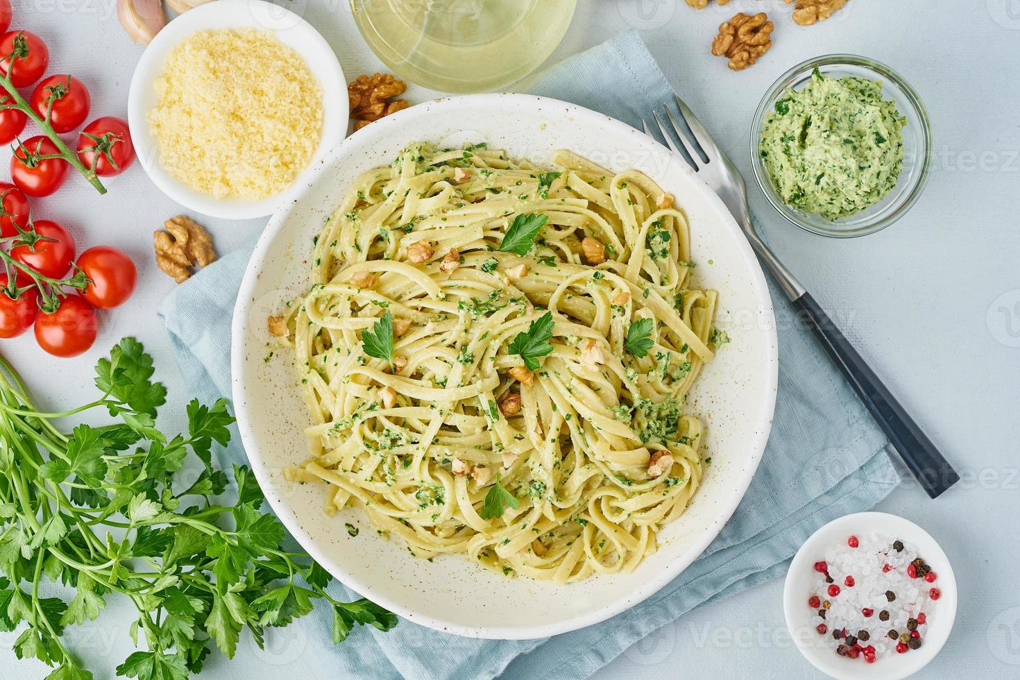 receta paso a paso. pasta al pesto, bavette con nueces, foto