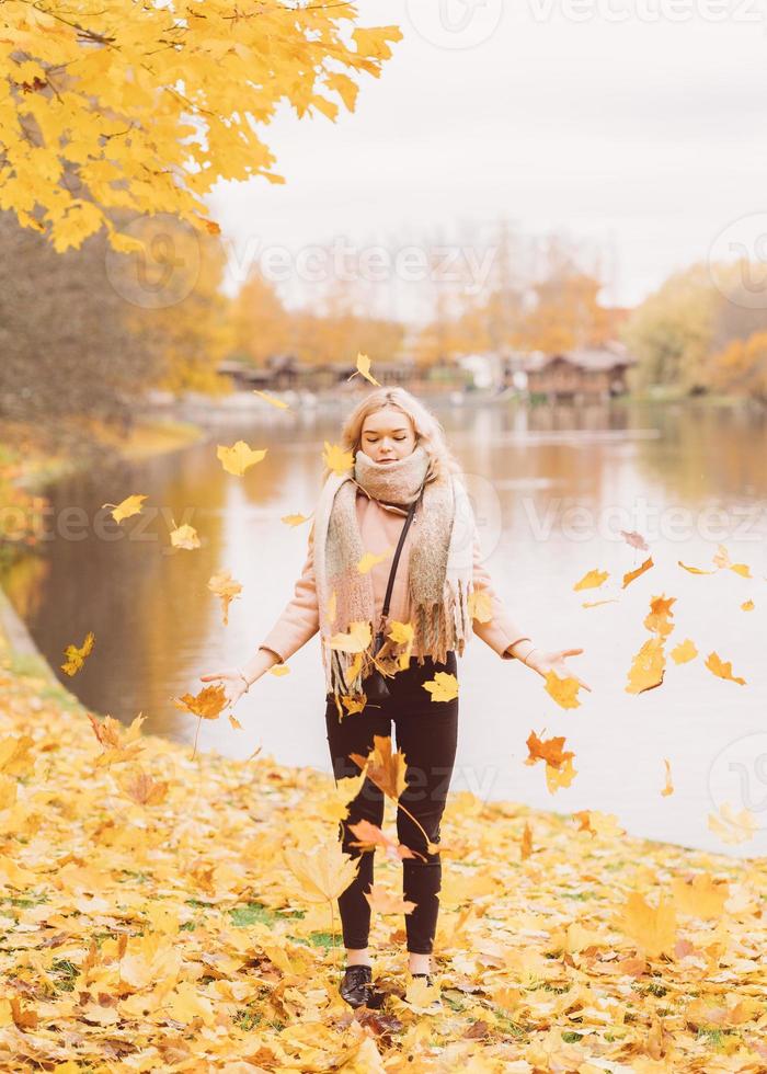 concepto de amor adolescente. linda jovencita rubia foto