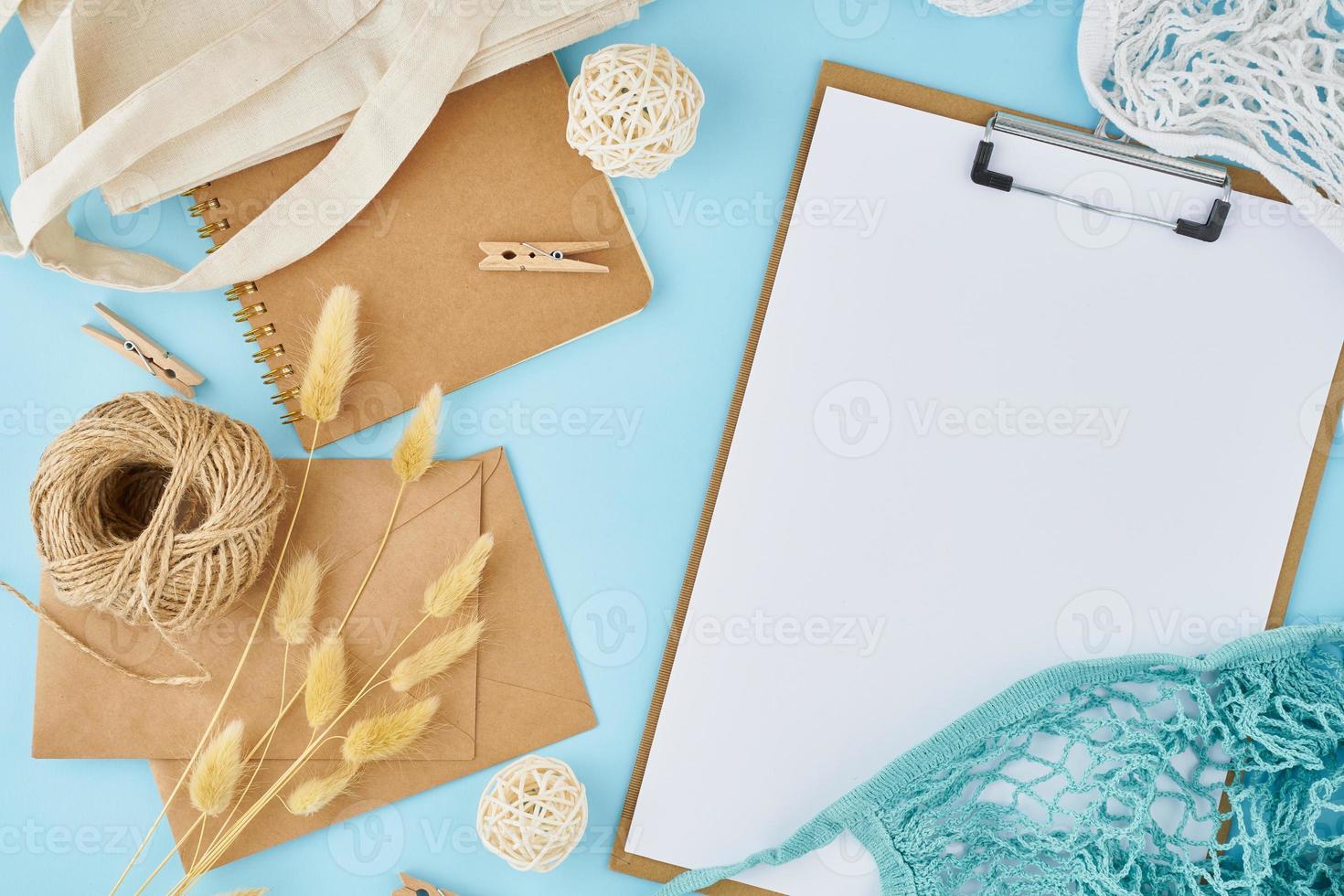 concepto de cero residuos. hoja blanca en portapapeles, sobres artesanales foto