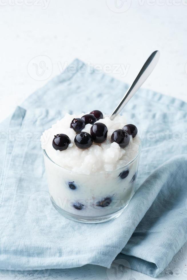 pudín de arroz de coco vegano con arándanos, postre sin gluten, vista lateral, vertical. escandinavo foto